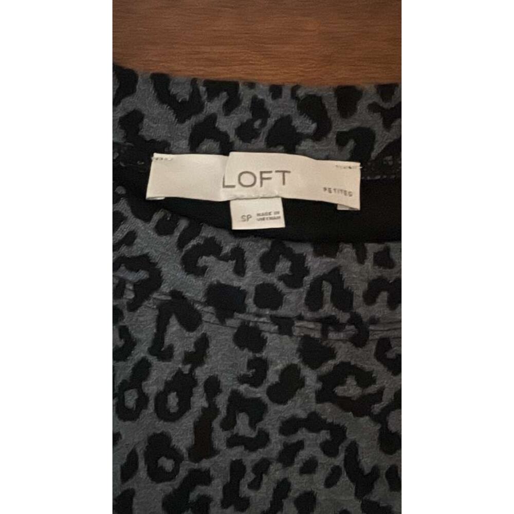 Loft Petite Grey Leopard Print Button Shoulder Sh… - image 2
